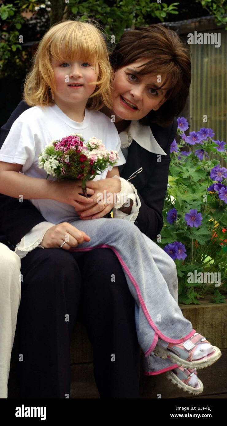 Cherie Blair Besuch in Belfast Juni 2003 Cherie Booth Präsident von Barnardo s mit Olivia Speers 4 während ihres Besuchs in Barnardo s Zentrum in Windsor Avenue Belfast Stockfoto