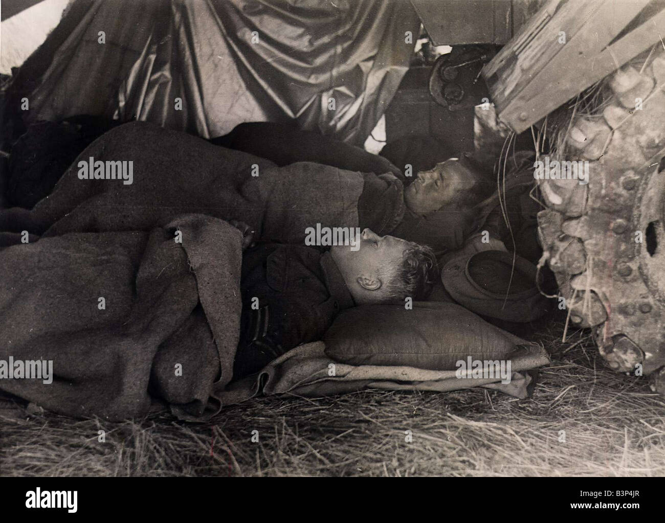 ZWEITEN Weltkriegs Invasion von Frankreich Operation Overlord British tank Crew erholend schlafen unter dem Schutz von ihren tank Stockfoto