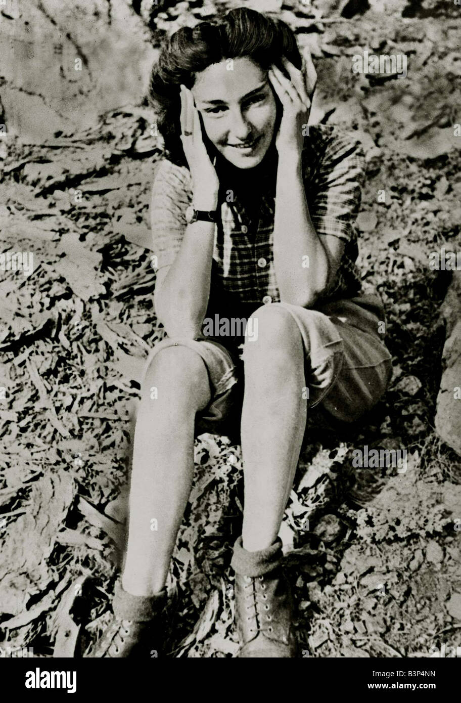 Christine Granville ein während des Krieges Mädchen Spion in Nachkriegs Zeit In WW2, sie war auch bekannt als Krystyna Skarbek Churchill s persönlicher Favorit und betrieben in Osteuropa im Namen der Verbündeten November 1956 war sie, auf dem Boden sitzend Stockfoto
