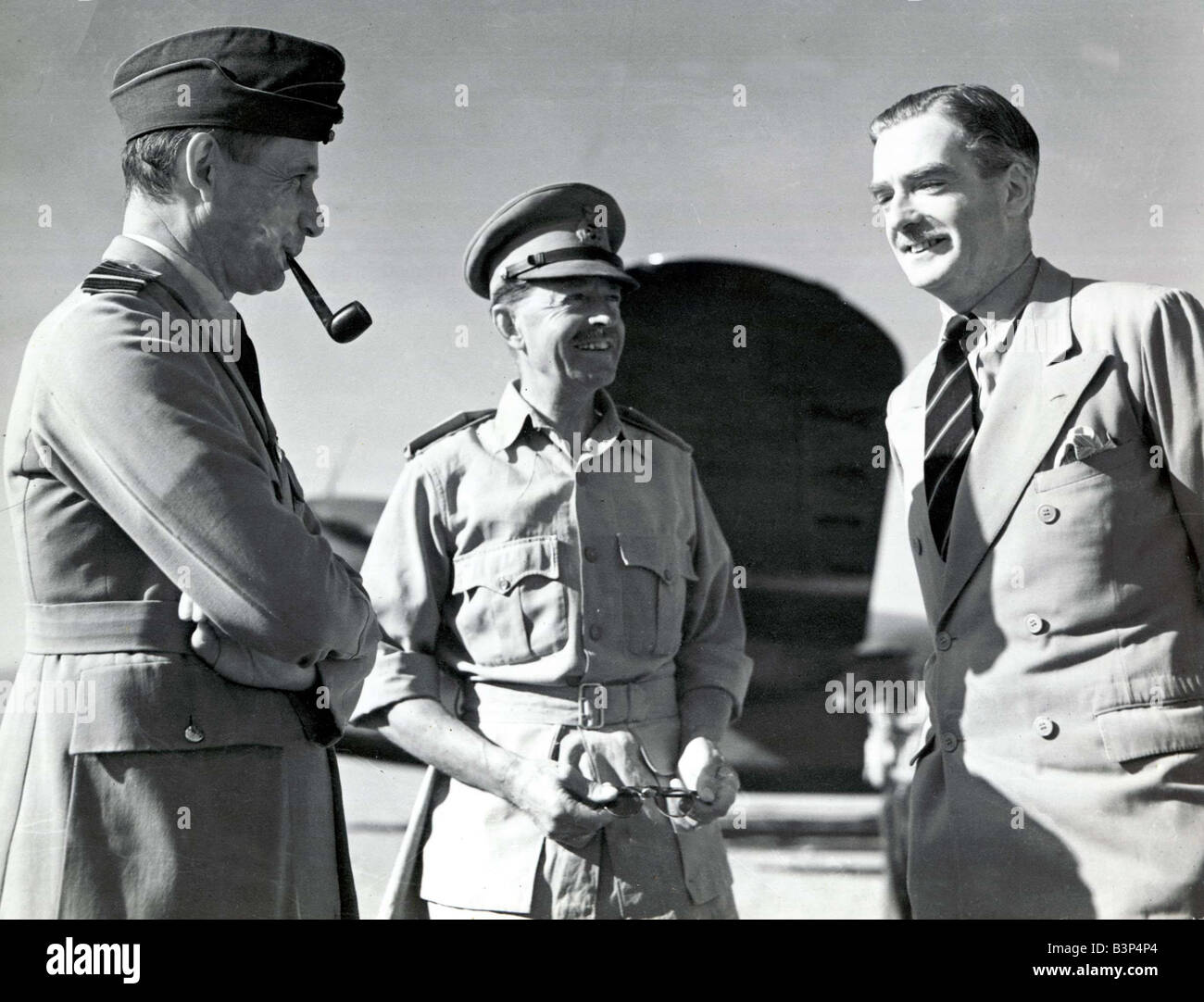 Air Chief Marshall General Aleseandera im Gespräch mit Anthony Eden nach Ankunft mit dem Flugzeug im Maison Blanche in Algerien ca. 1941 Stockfoto