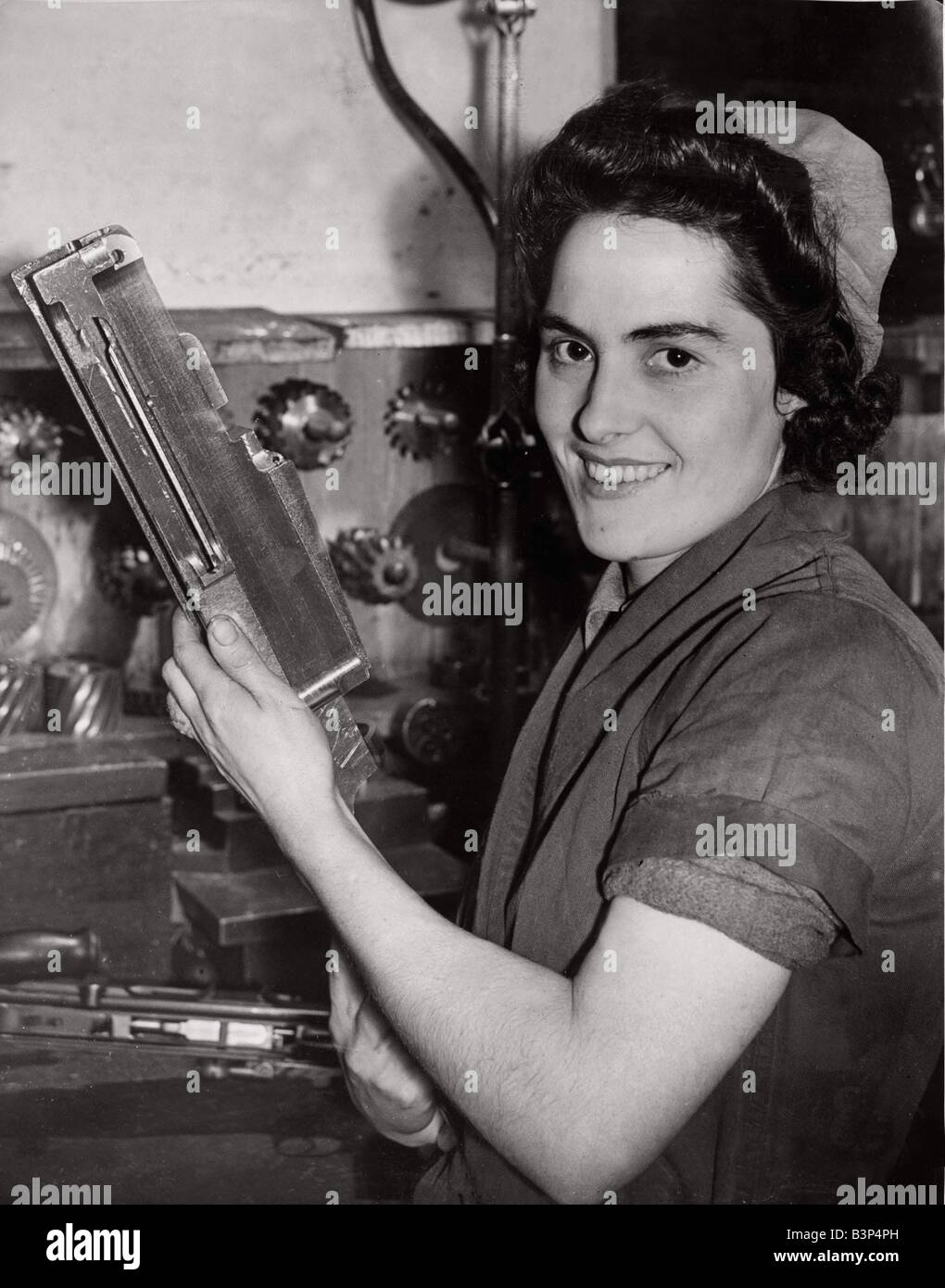 Weltkrieg zwei Heimatfront Frau Grace Smith ein Arbeiter im Ministerium von liefern Kleinwaffen Werk November 1942 Stockfoto