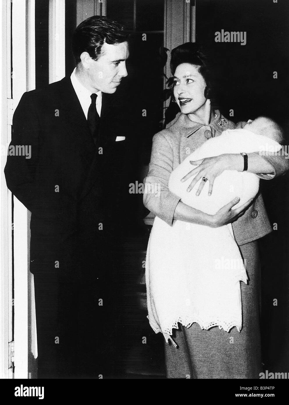 Prinzessin Margaret mit Lord Snowdon und Viscount Linley kurz nach seiner Geburt November 1961 Stockfoto