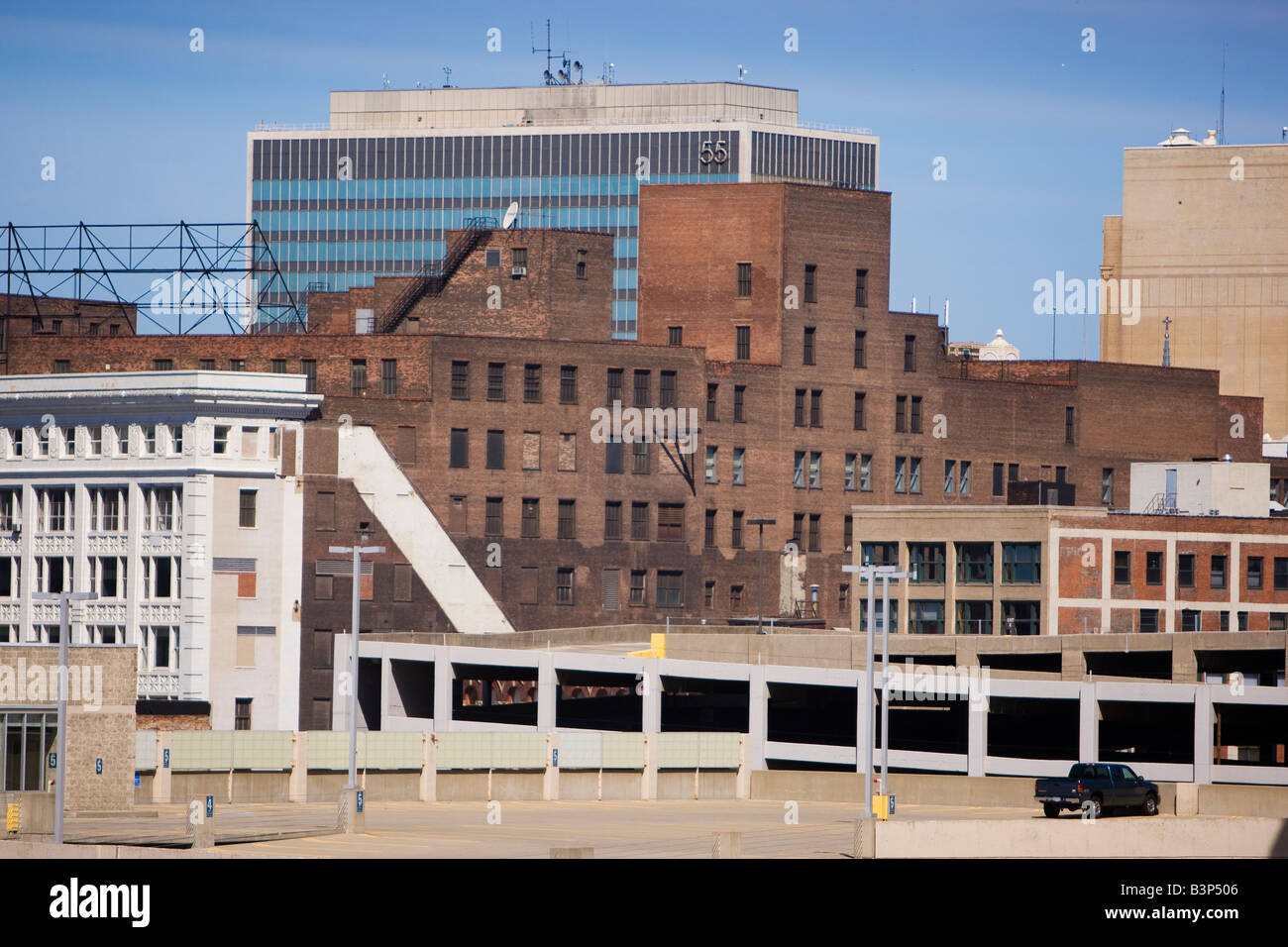 Pickup-Truck parkte auf einem Dach Stockfoto