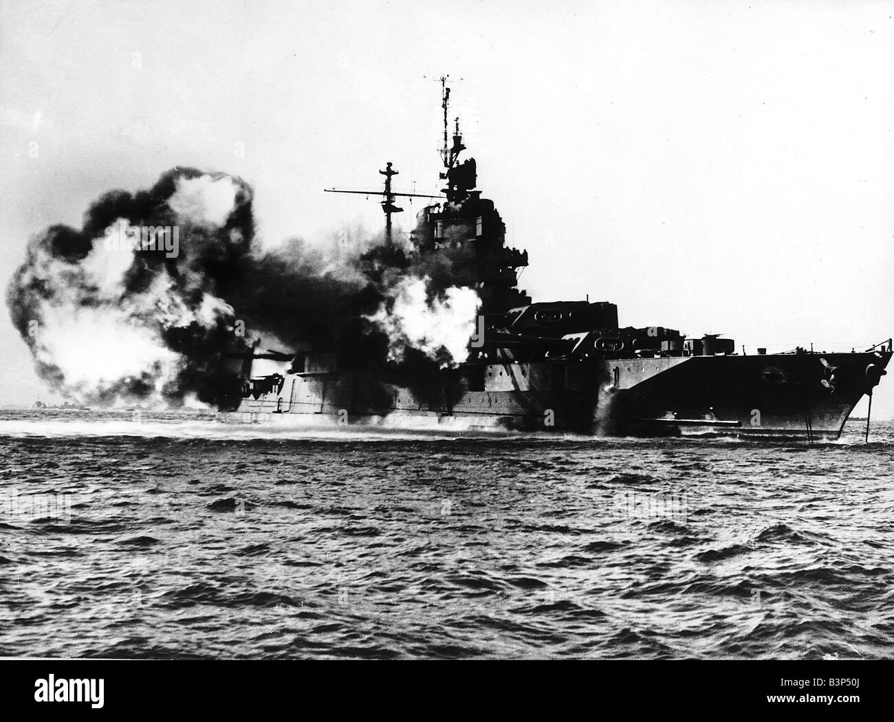 WW2 amerikanischen Schlachtschiff feuern am Mai 1945 Okinawa größte der Ryukyu-Inseln Okinawa ist weniger als 400 Meilen von der japanischen Hauptinseln und seine Gefangennahme gibt die Verbündeten Meer und Flugplätze im markanten Bereich des Feindes in Japan Formosa und der Küstenstreifen von China Stockfoto