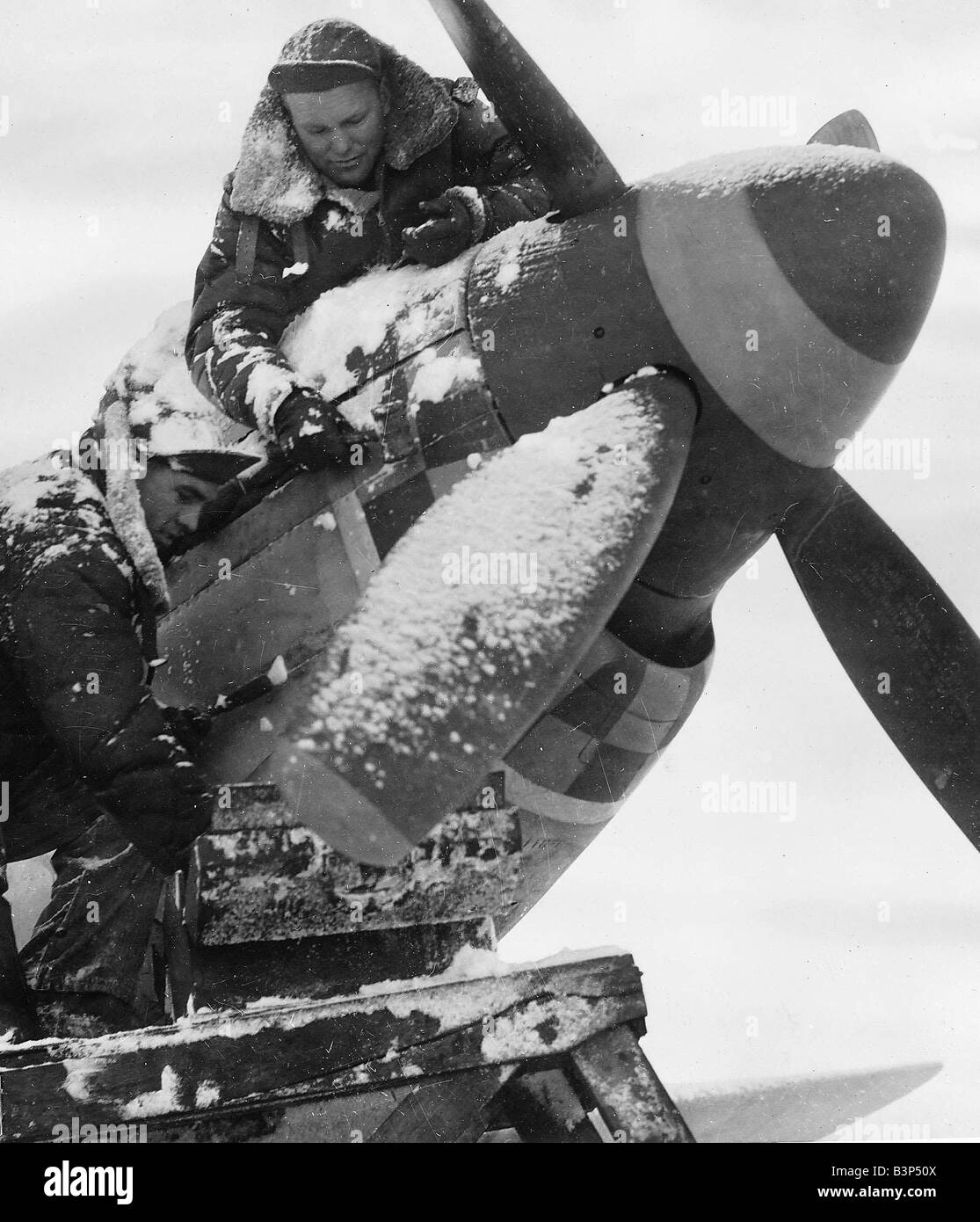 WW2 düster Wetterbedingungen tun wenig, um Flugzeugingenieuren davon abzuhalten, ihre Arbeit zu verfolgen Stockfoto
