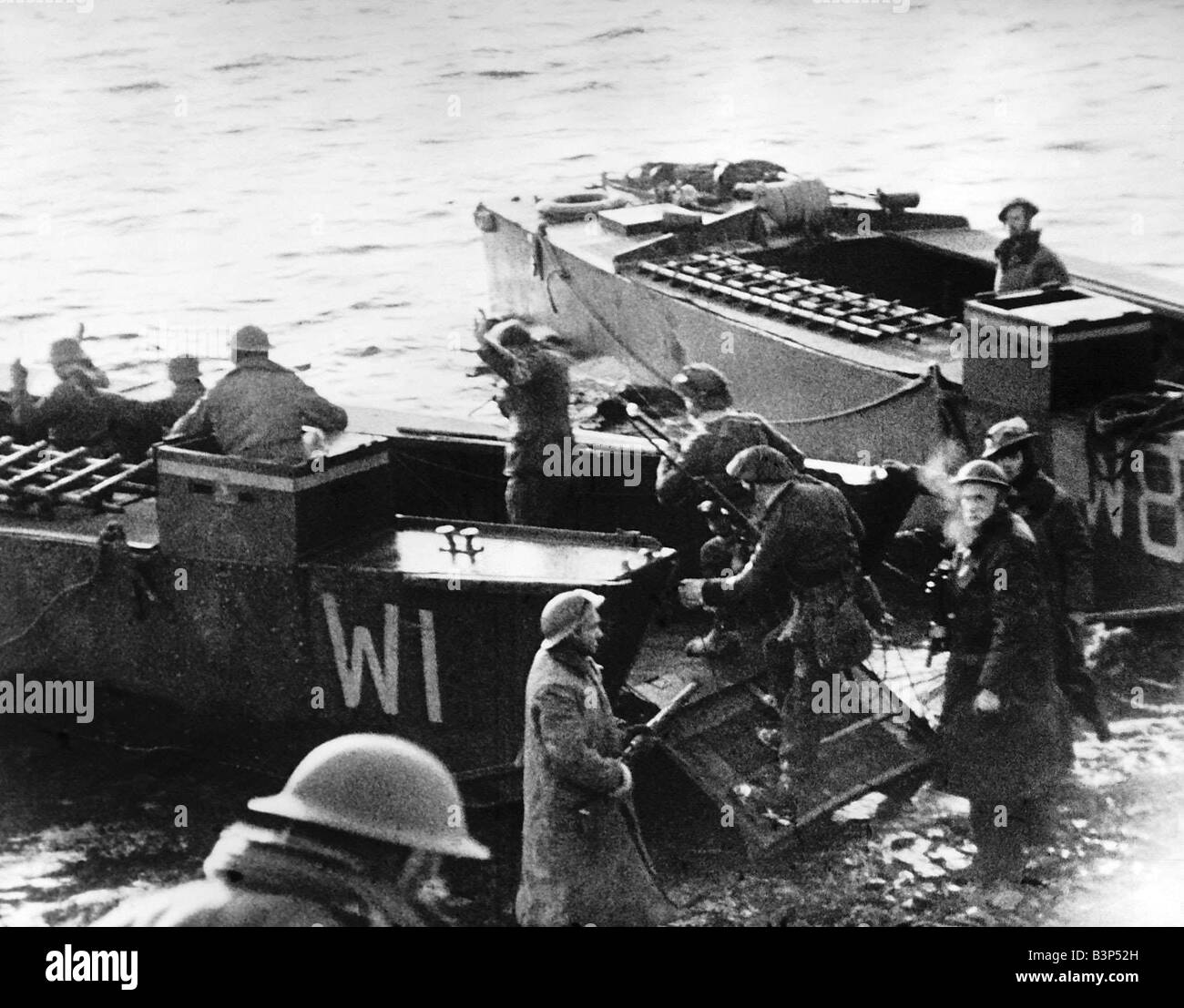 Deutschen Kriegsgefangenen Dezember 1941 genommen an Bord britischen Landungsboote nach einem erfolgreichen Überfall von den britischen Streitkräften auf deutsche Stützpunkte in Norwegen Stockfoto