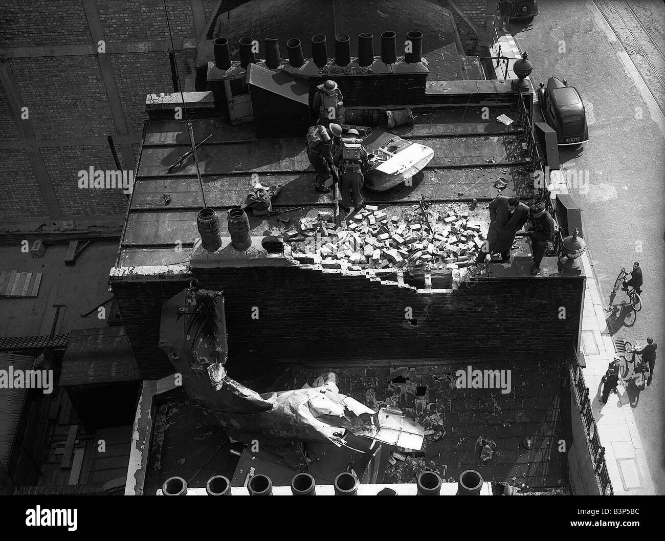 Bombe beschädigte Gebäude in Großbritannien während des 2. Weltkrieges wird von Mitgliedern der British Home Guard inspiziert. Stockfoto