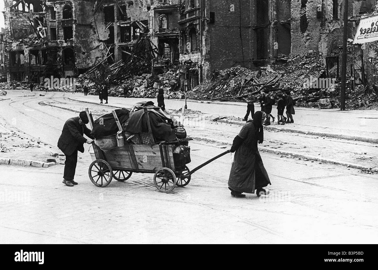 Alte Frau und Mann tingeln Juli 1945 durch die Leipziger Straße Berlin mit ihren wenigen verbliebenen Habseligkeiten während des 2. Weltkrieges Stockfoto
