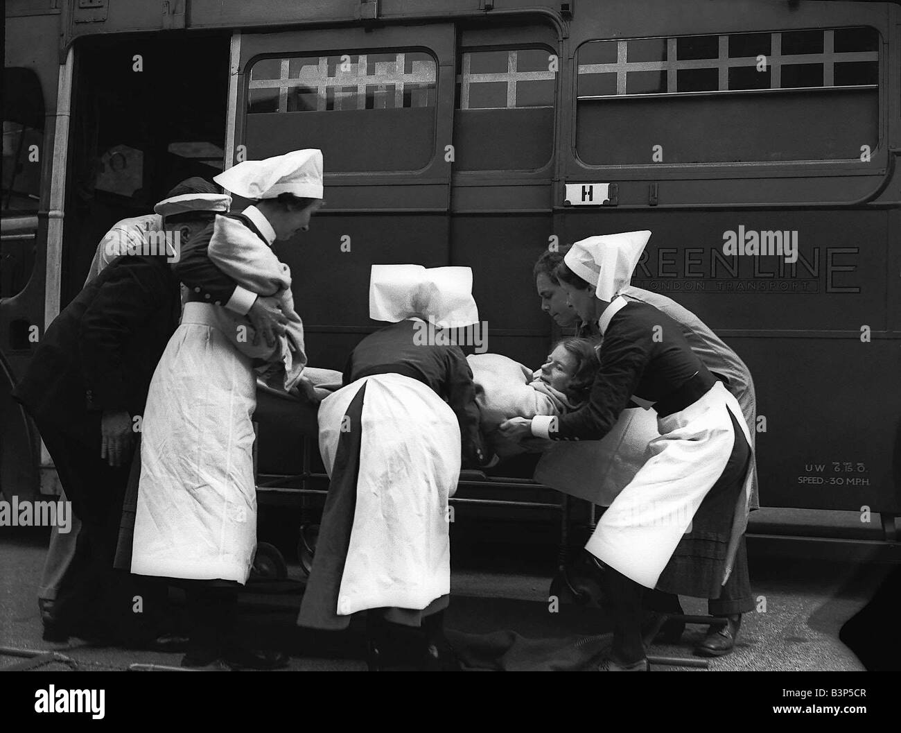 Krankenschwestern, die tendenziell eine weibliche Opfer während WW2 Greenline Bus für den Transport Stockfoto