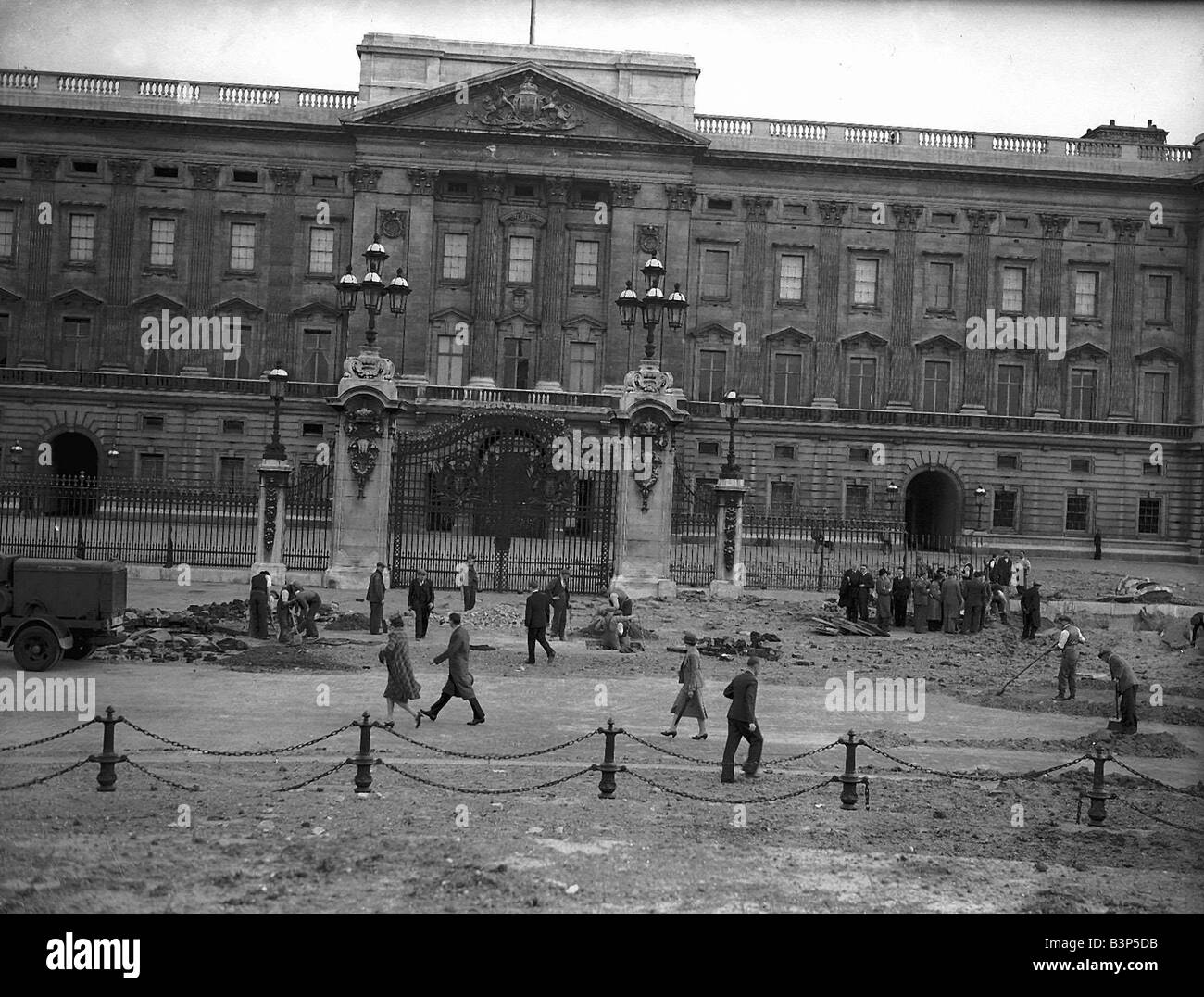 Die königliche Kapelle Buckingham Palast bombardiert ein Luftangriff am 10. September 1940 zerstört der privaten königlichen Kapelle in Buckingham Palace nach eine Initiative des Duke of Edinburgh, die Bombe zu öffnen Bereich, die Wiedereröffnung im Jahr 1962 als eine Galerie beschädigt zeigen Kunstwerke aus der königlichen Sammlung es ist heute bekannt als die Queen s Galerie Stockfoto