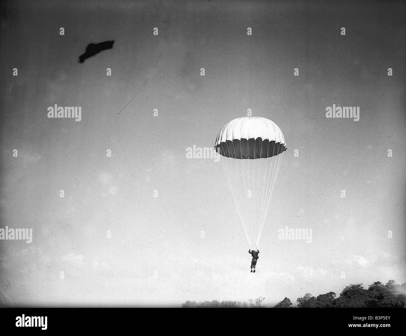 Ein Fallschirmspringer im Abstieg während des 2. Weltkrieges Stockfoto