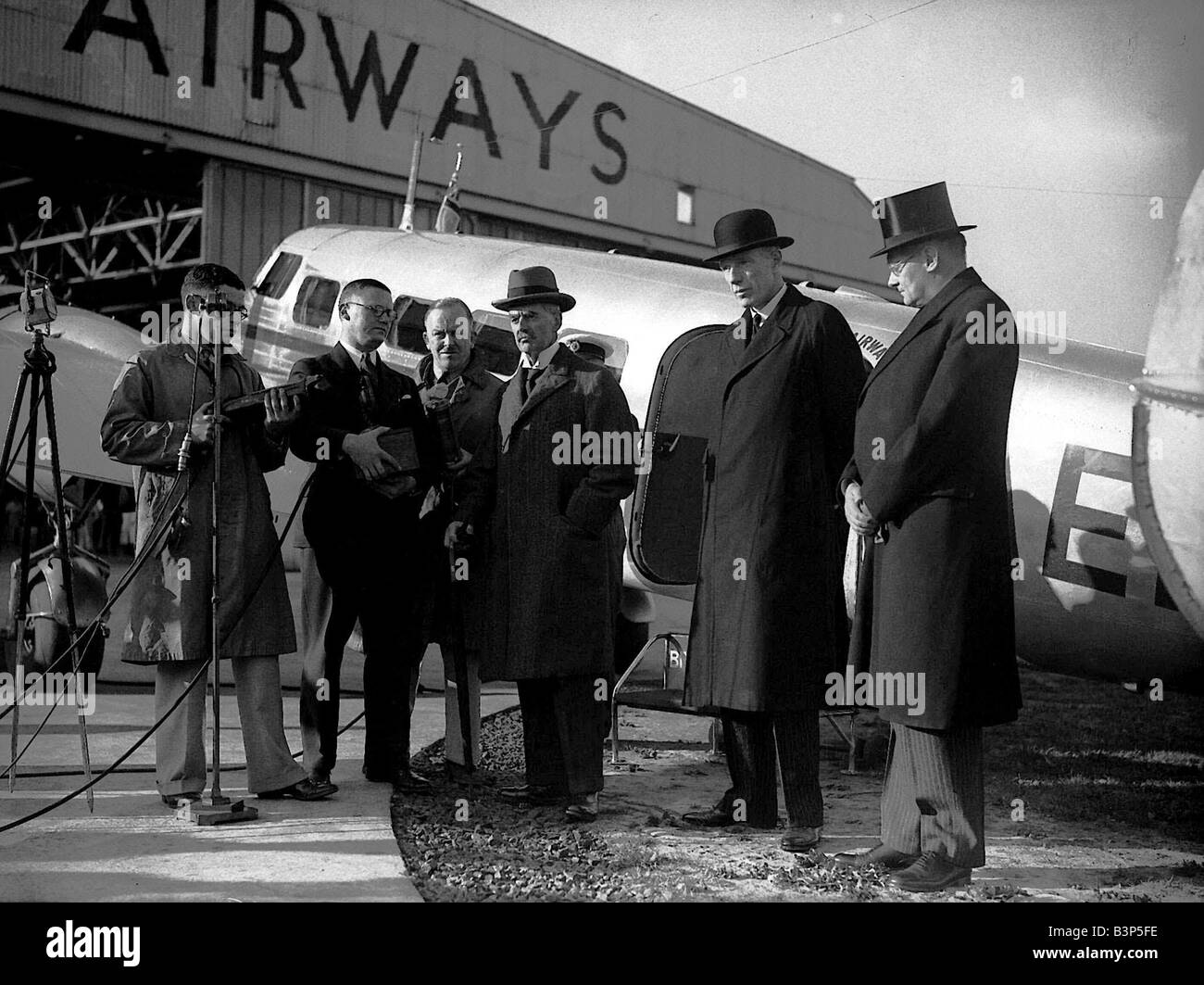 Neville Chamberlain spricht die Presse neben Flugzeug Neville Chamberlain sprach gegenüber der Presse vor dem verlassen auf einem Flug von London nach München, um vier macht Gespräche über die tschechoslowakische Krise Adolf Hitler wollte die Partition des Sudetenlandes, die durch eine deutsche Minderheit besiedelt war, wenn dies nicht zu ihm Hitler erhielt es machte deutlich, dass die NS-Regierung Deutschland den Krieg dauern würde Chamberlain nach München zur Friedenssicherung Lord Halifax auf Kämmerer flog Links Stockfoto