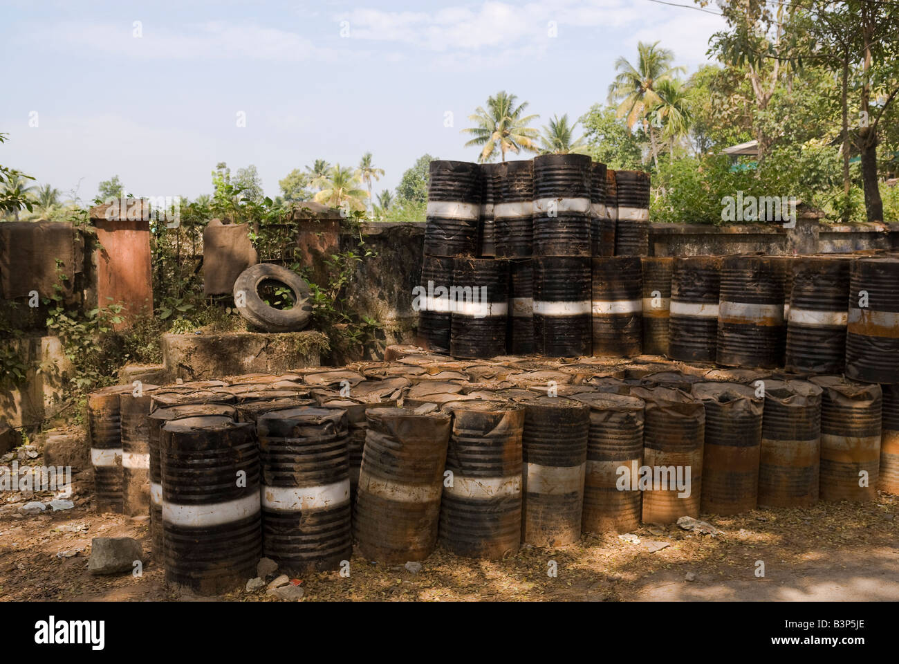 Öl-Trommeln am Straßenrand, Kerala, Indien Stockfoto