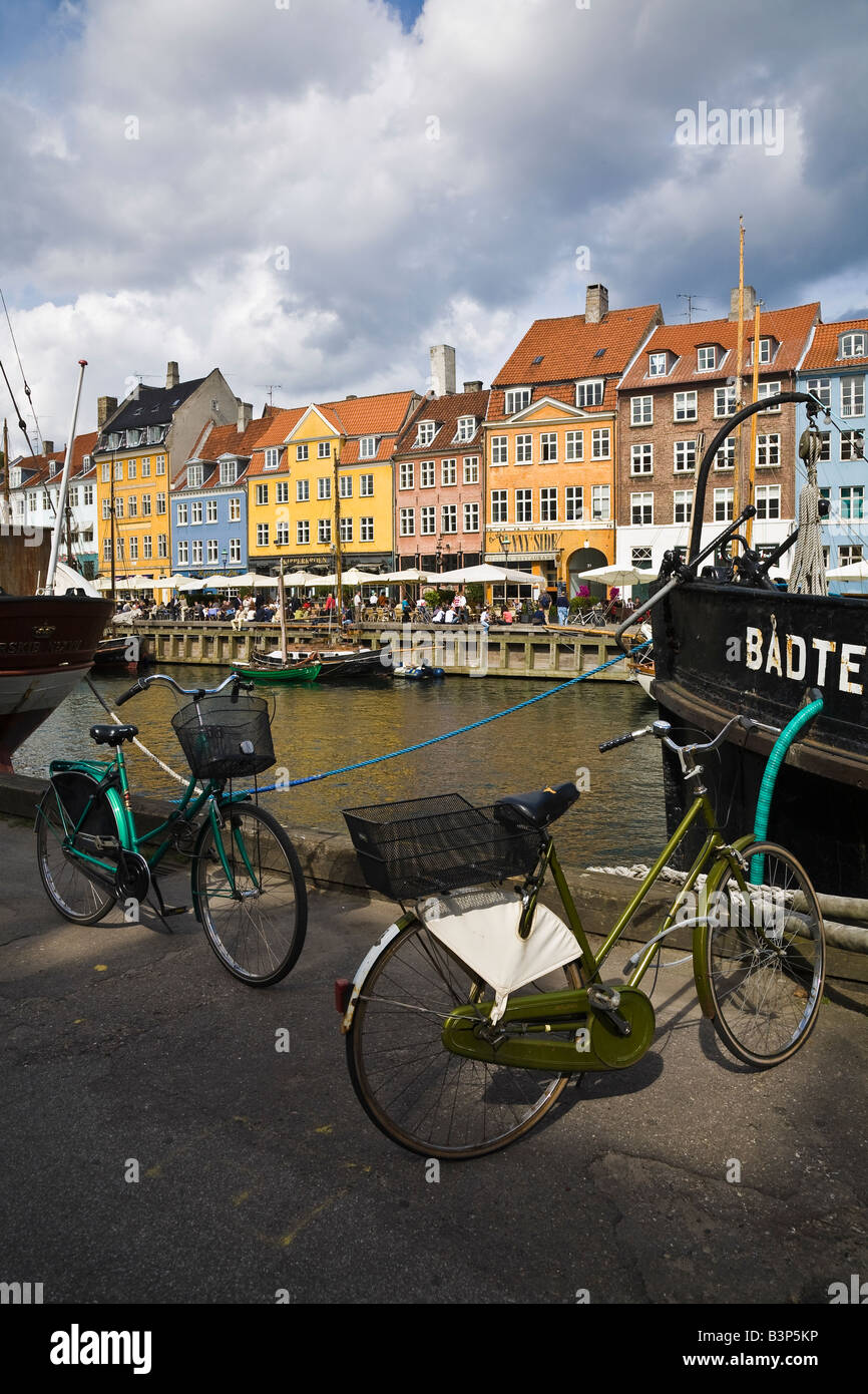 Fahrräder geparkt am Kai in Nyhavn, Kopenhagen, Dänemark Stockfoto