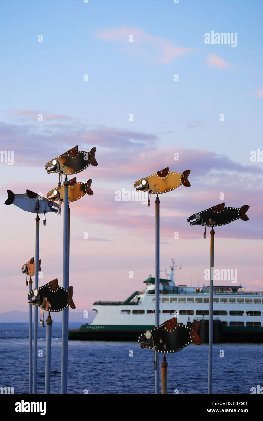 Lachs-Artwork und dem Puget Sound Fähre M/V Walla Walla in Edmonds, WA. Stockfoto