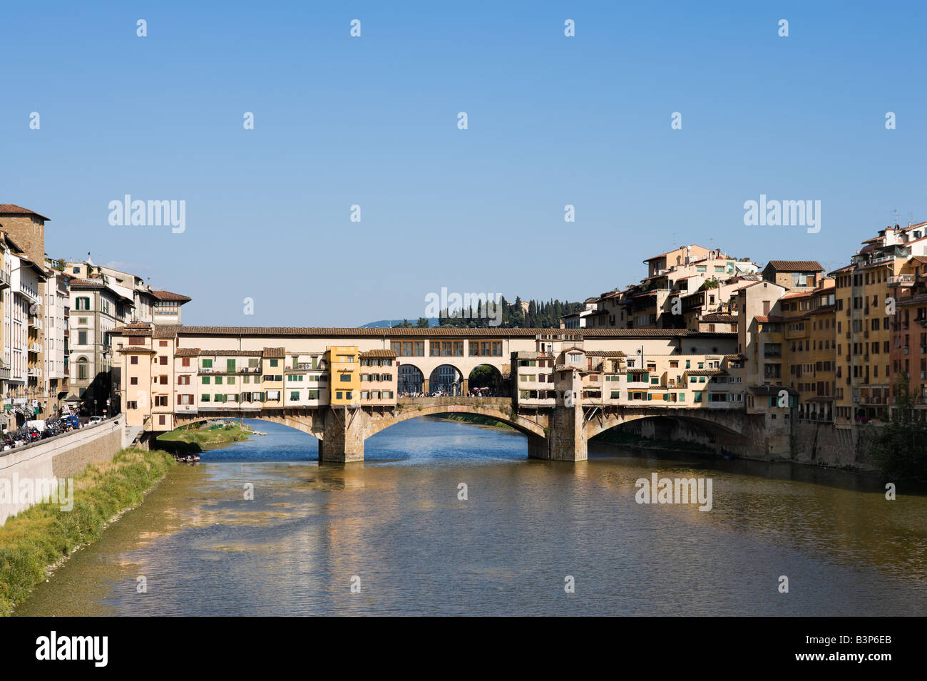 Der Ponte Vecchio und der Fluss Arno, Florenz, Toskana, Italien Stockfoto