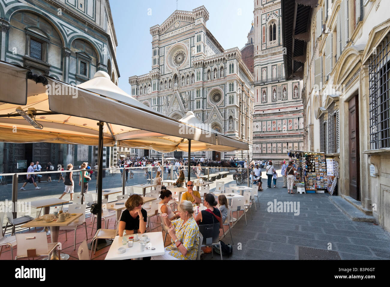 Straßencafe in Piazza San Giovanni vor der Basilika di Santa Maria del Fiore und das Baptisterium, Florenz, Toskana, Italien Stockfoto