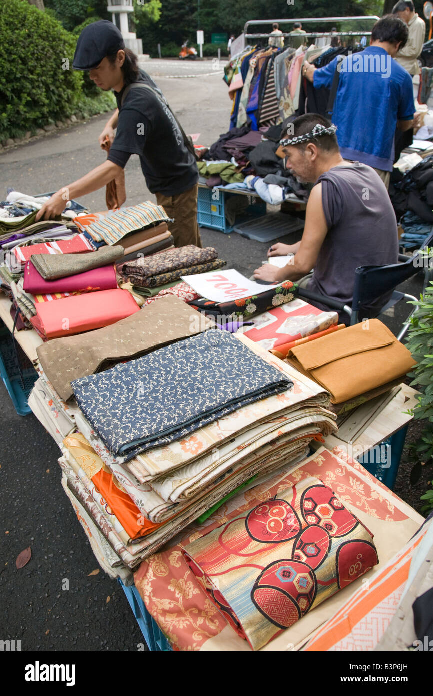 Togo-Schrein Flohmarkt Obi oder Kimono Schärpen Stockfoto