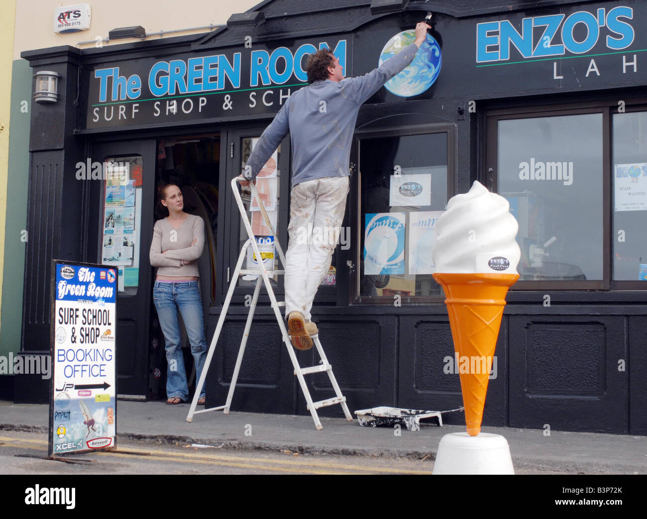 Ein Surf-Shop und Schule in Lahinch Foto KIM HAUGHTON Stockfoto