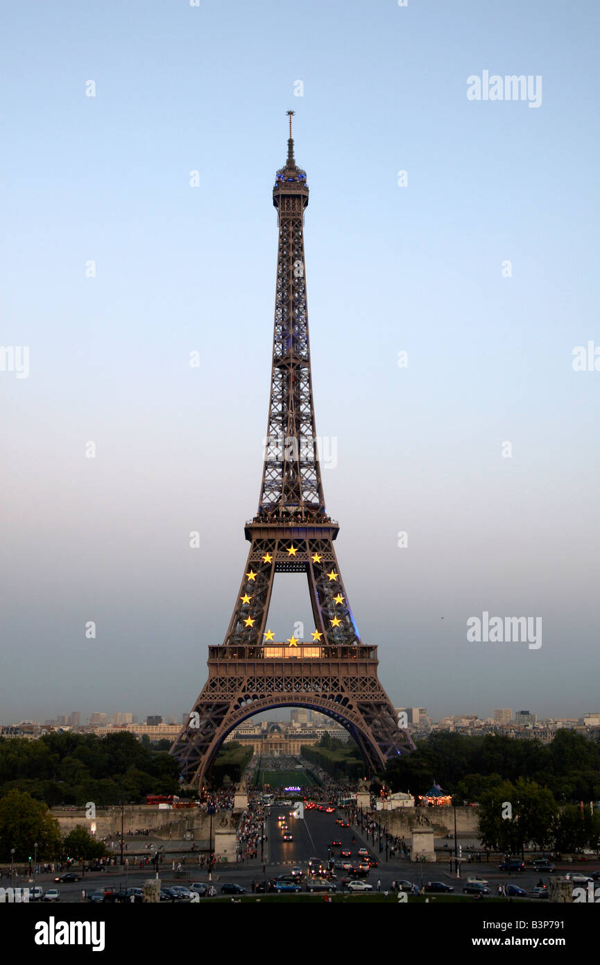 Der Eiffelturm in der Abenddämmerung gesehen von Trocodero, Paris Stockfoto