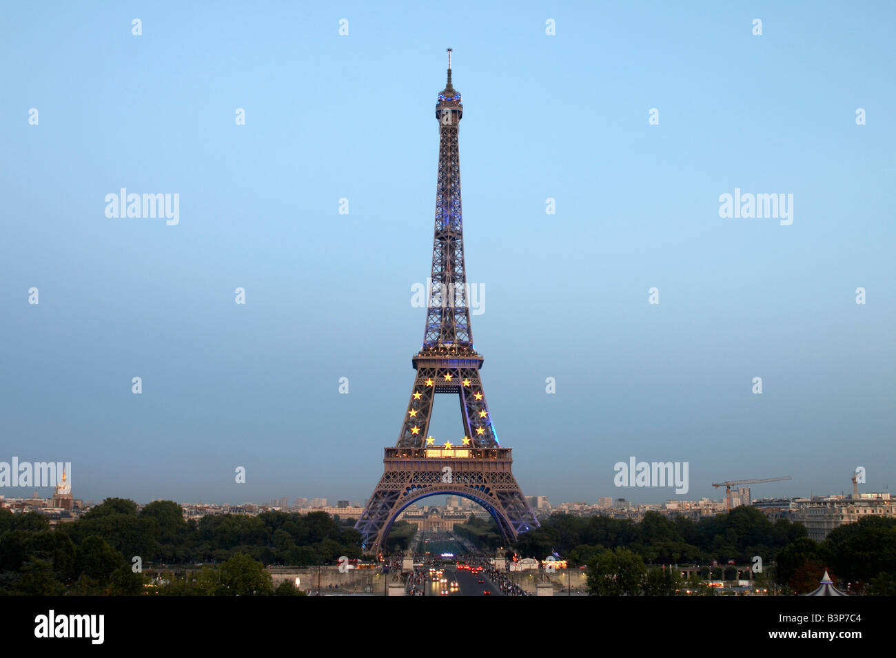 Der Eiffelturm in der Abenddämmerung gesehen von Trocodero, Paris Stockfoto