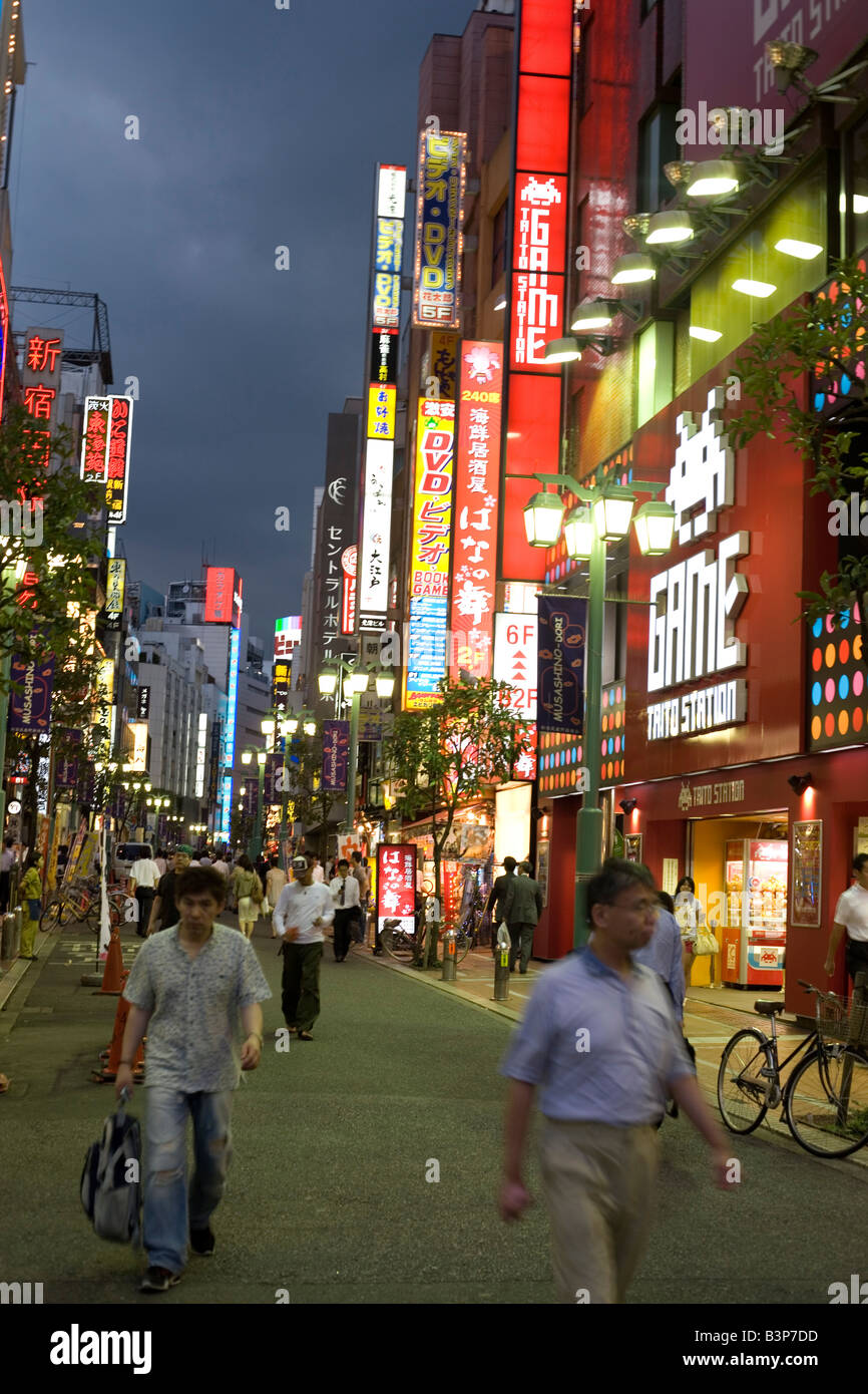 Japaner zu Fuß auf der anderen Straßenseite in der Hauptverkehrszeit Harajuku, Tokyo Japan, Großstadt Stockfoto