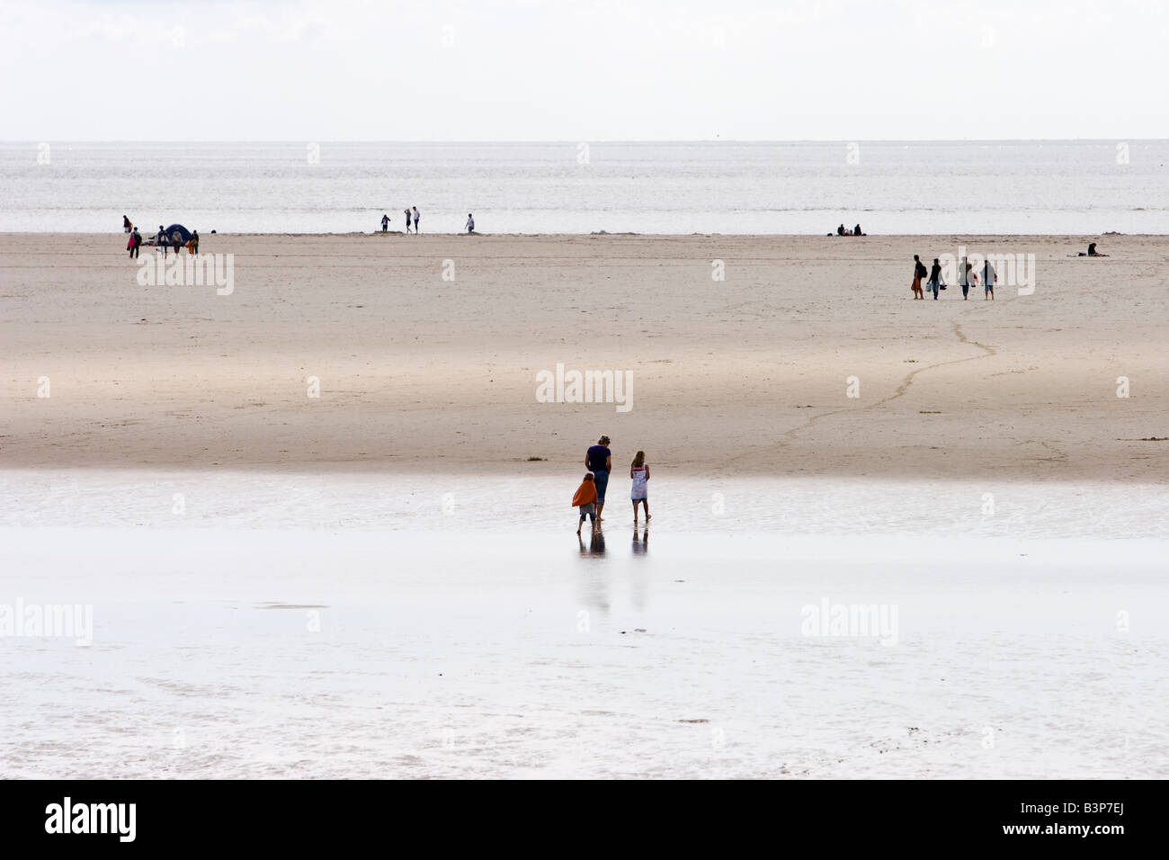 Leute gehen am Strand von der Badeort St.Peter-Ording Nord Küste, Nordfriesland, Schleswig-Holstein, Deutschland Stockfoto