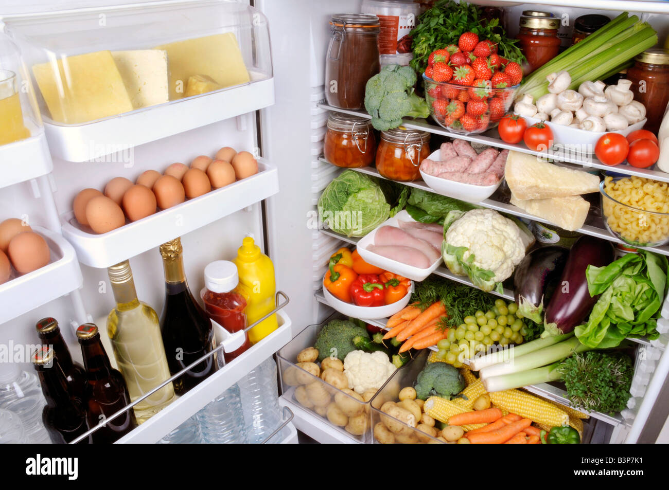 INHALT DES KÜHLSCHRANKS Stockfoto