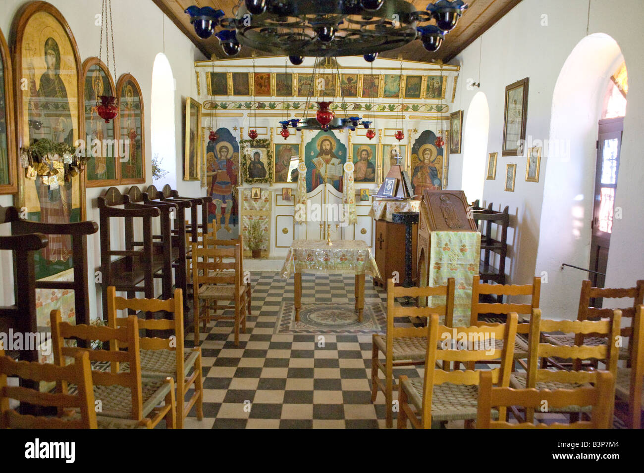 Innenraum der Kapelle am Strand von Agia Paraskevi, Spetses, Griechenland Stockfoto