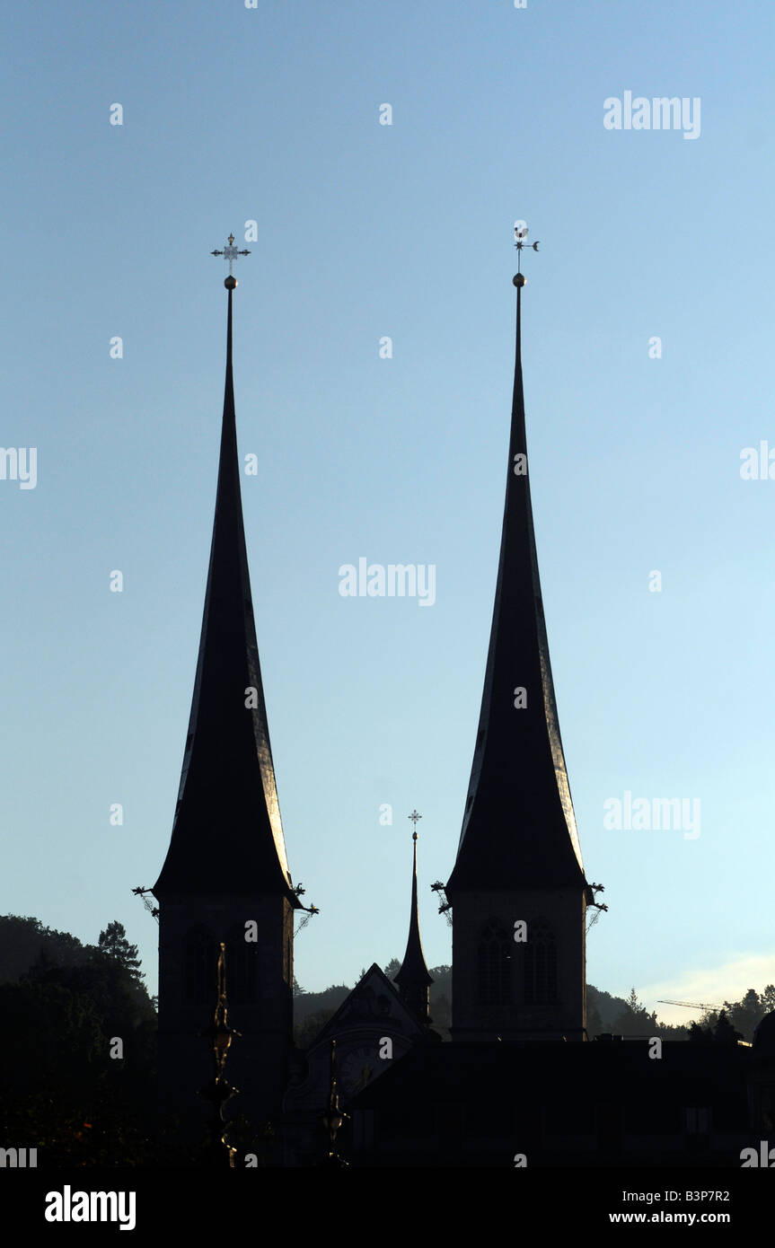 Silhouette der Twin Towers von eine der wichtigsten Kirchen in Luzern, Zentralschweiz. Stockfoto