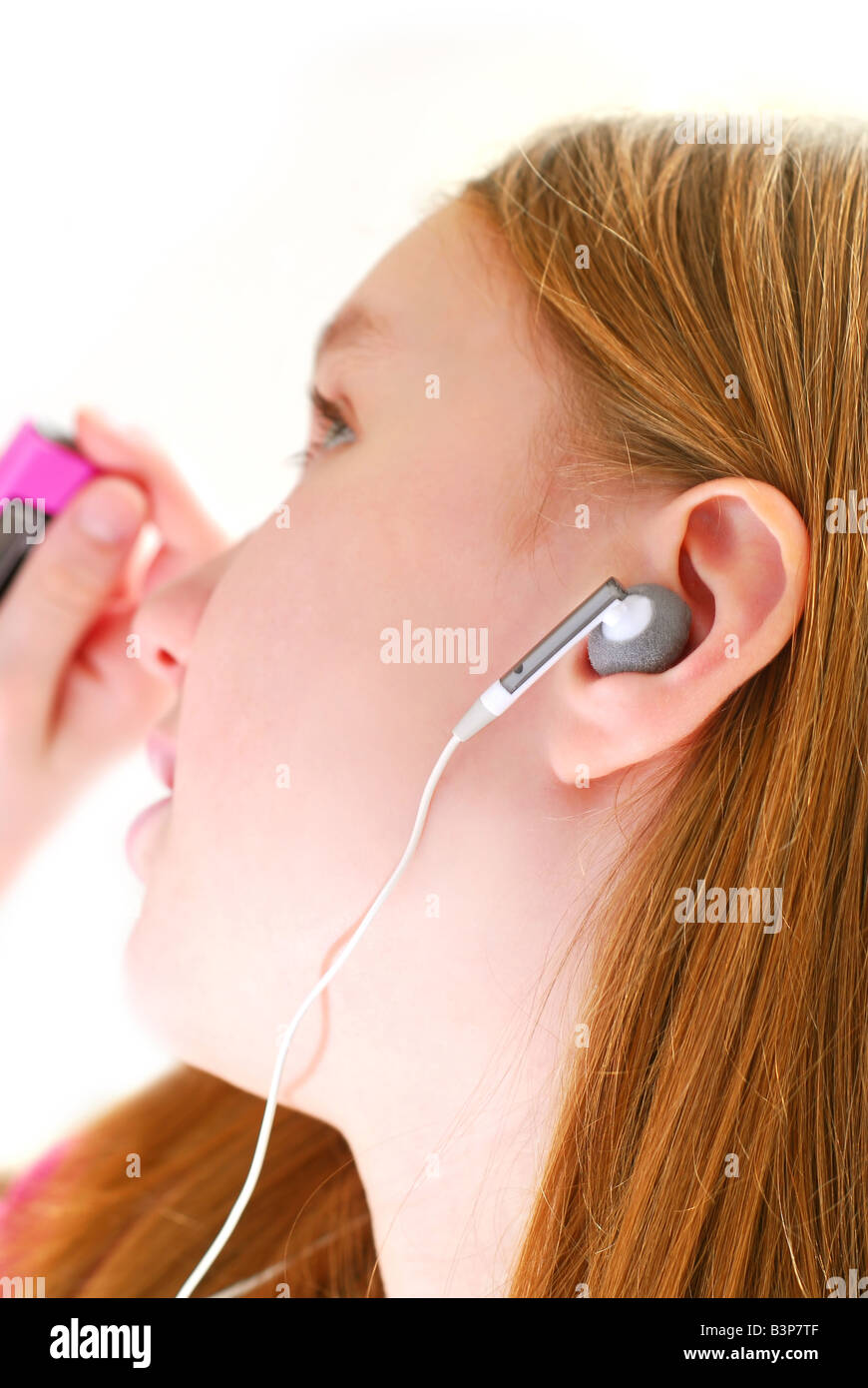 Junge Teendage Mädchen anhören von Musik auf ihrem MP3-player Stockfoto