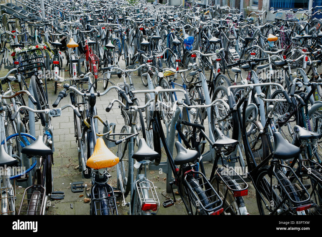 Fahrräder geparkt in der Nähe von Bahnhof, Delft, Niederlande Stockfoto
