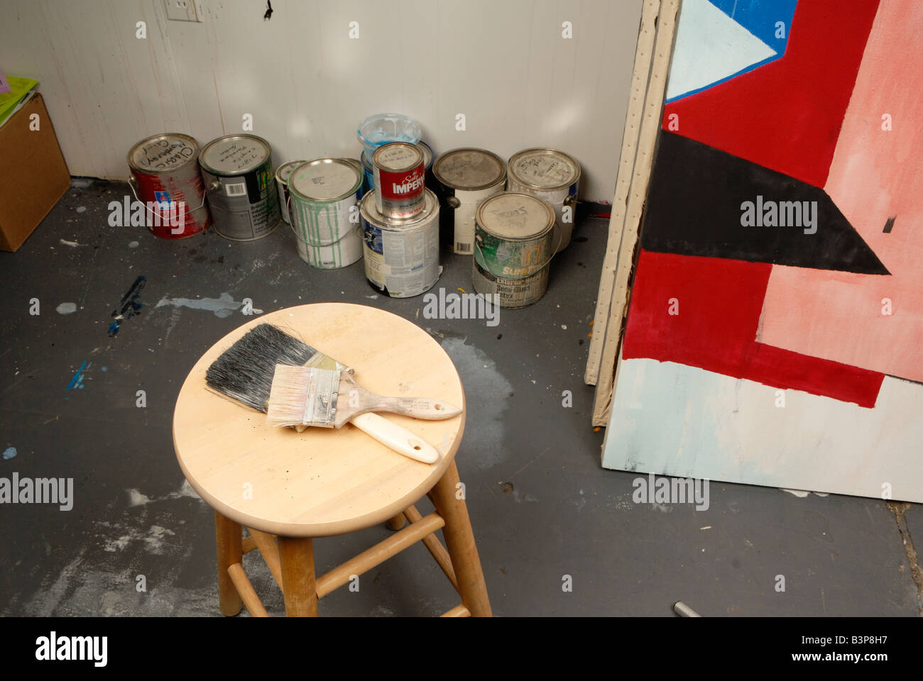 Pinsel auf Hocker Stockfoto