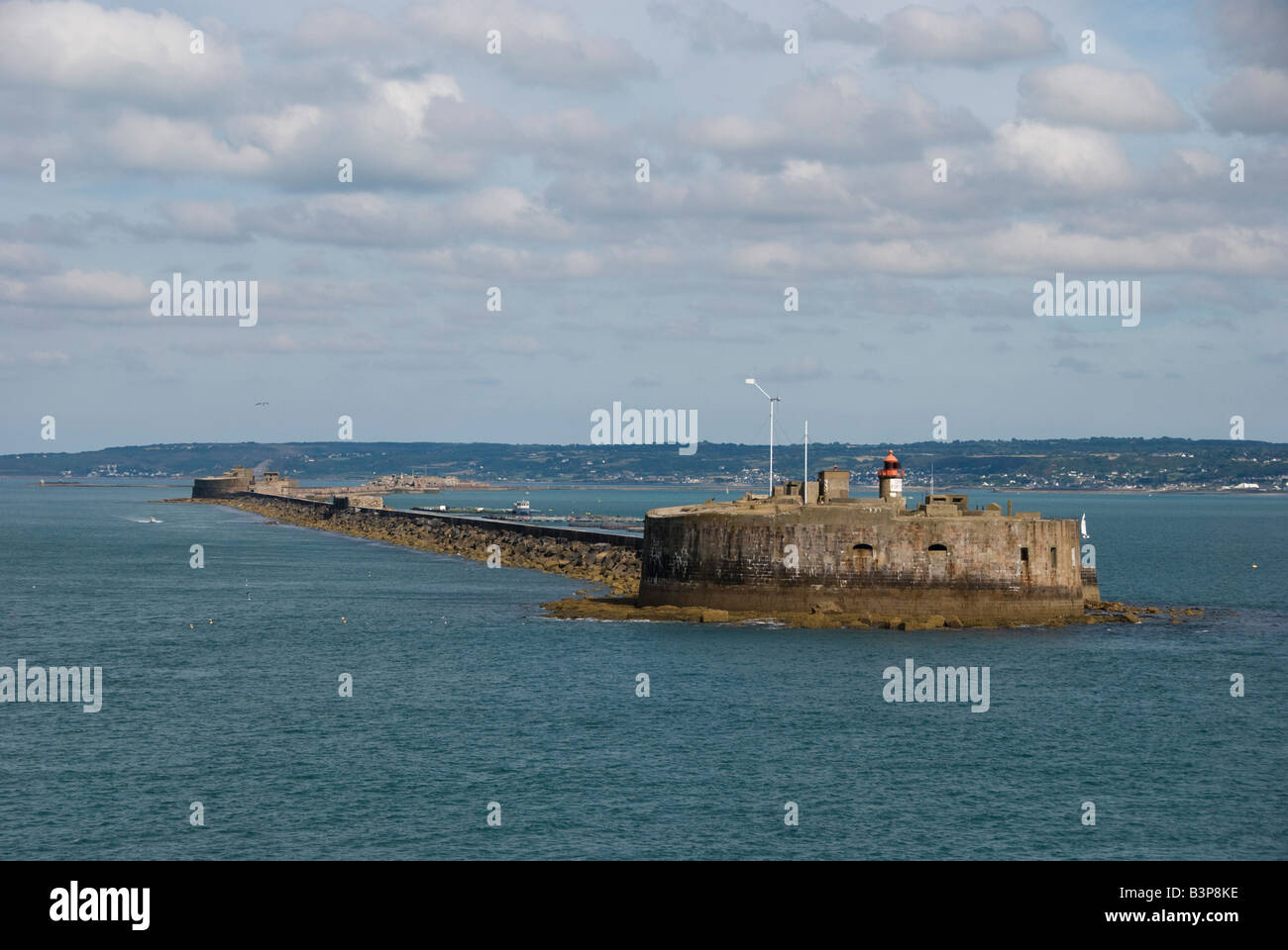 Ein Wellenbrecher und eine Befestigungsanlage im Hafen von Cherbourg, Normandie, Frankreich Stockfoto