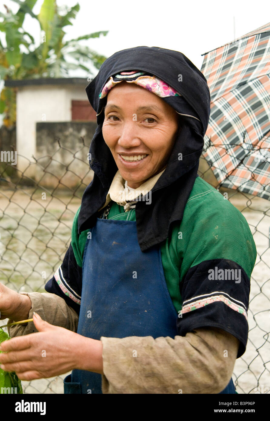 Porträt einer glücklich lächelnden schwarzen Hmong Frau in einem Markt Vietnam Stockfoto