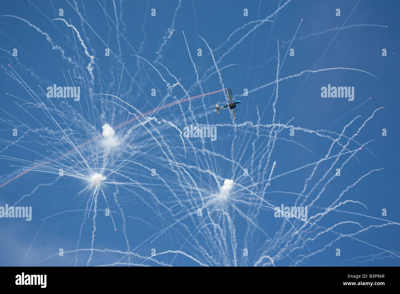 Kunstflieger und Pyrotechnik Stockfoto