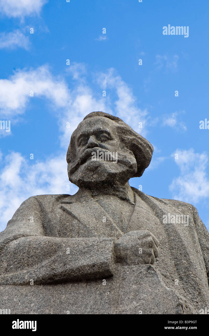 Nahaufnahme der Granitstatue Denkmal für Karl Mark mit dem politischen Slogan "Arbeiter der Welt, vereinigt euch!" In der Nähe des Bolschoi-Theaters. Stockfoto