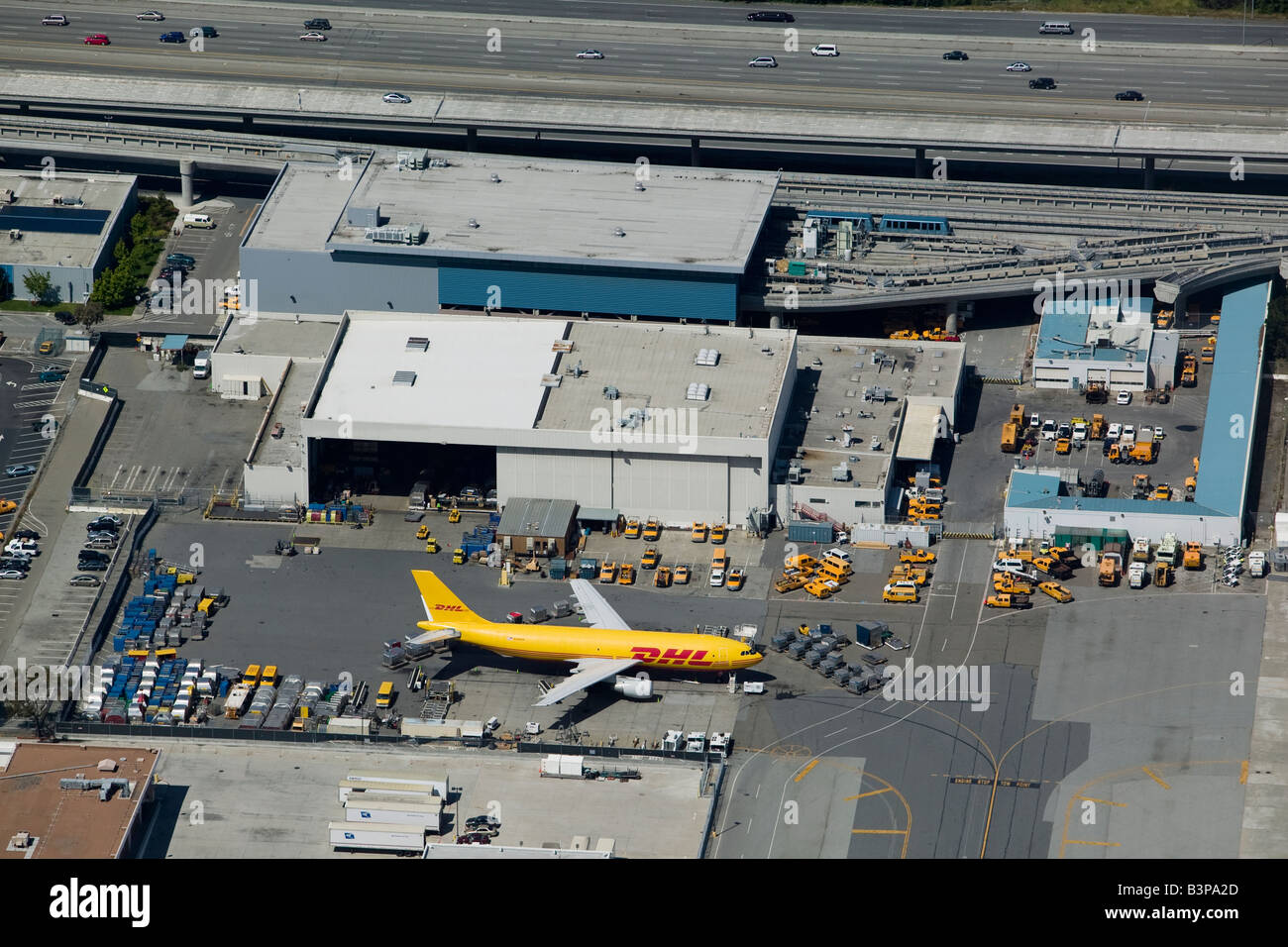 Antenne über DHL bei SFO San Francisco International Airport cargo Stockfoto