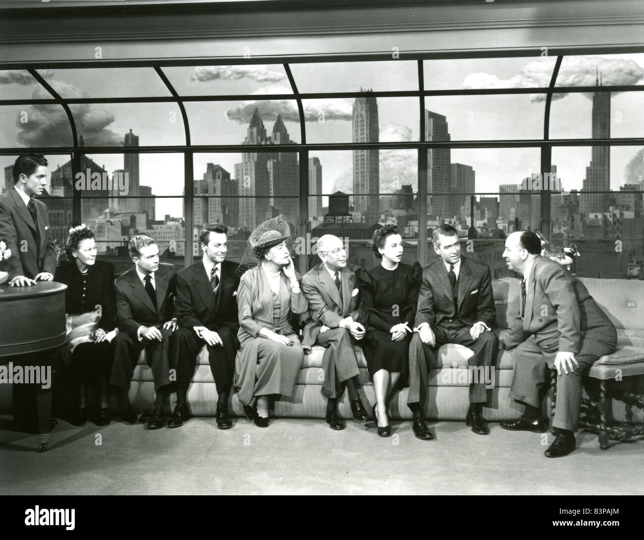 DAS Seil 1948 transatlantische Film mit dem Regisseur Alfred Hitchcock weit rechts neben James Stewart Stockfoto