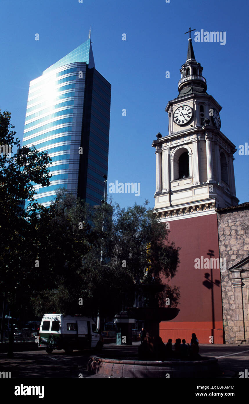Chile, Santiago. Beiden Seiten der Avenida del Libertador Bernardo O' Higgins, Santiagos wichtigsten Ost-West-Durchgangsstraße steigt Stockfoto