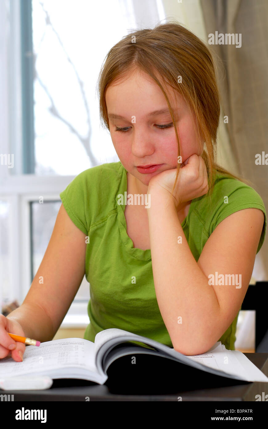 Junge Schulmädchen Hausaufgaben an ihrem Schreibtisch Stockfoto