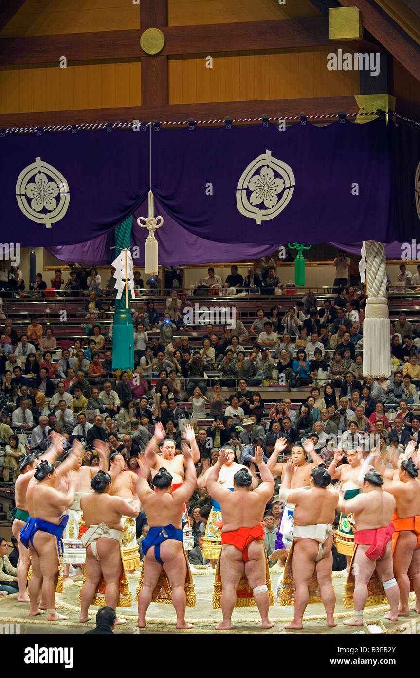 Japan, Bezirk Ryogoku Kokugikan Halle Stadion. Grand Taikai Sumo Wrestling Turnier Dohyo Ring betreten Zeremonie der oberen Rang Ringer Stockfoto