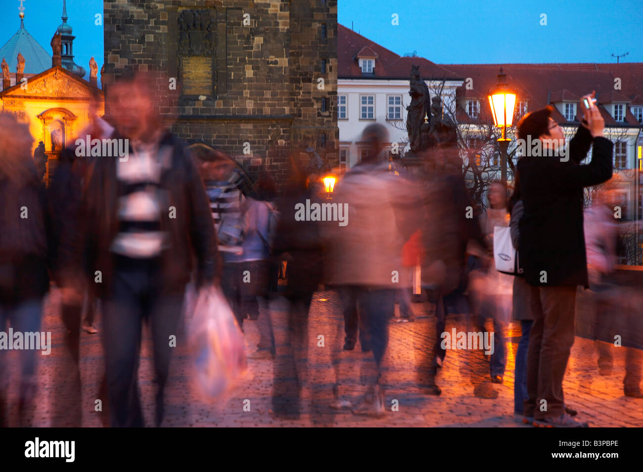 Touristen auf der Charles Bridgein am Abend, Prag, Tschechische Republik Stockfoto