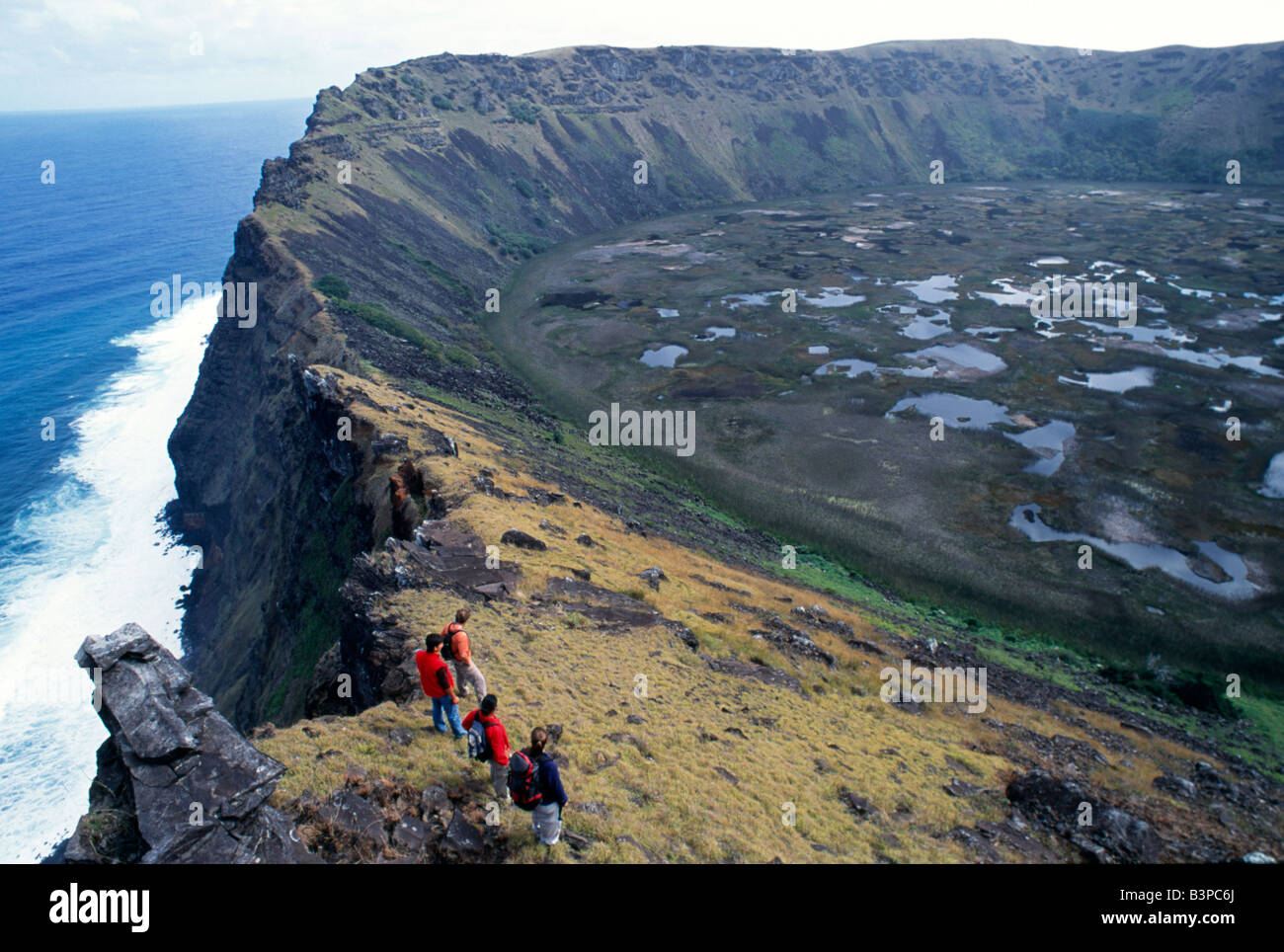 Chile, Osterinsel, Rano Kau. Touristen auf den Kraterrand des Vulkans Rano Kau an der südwestlichen Spitze der Osterinsel. Stockfoto