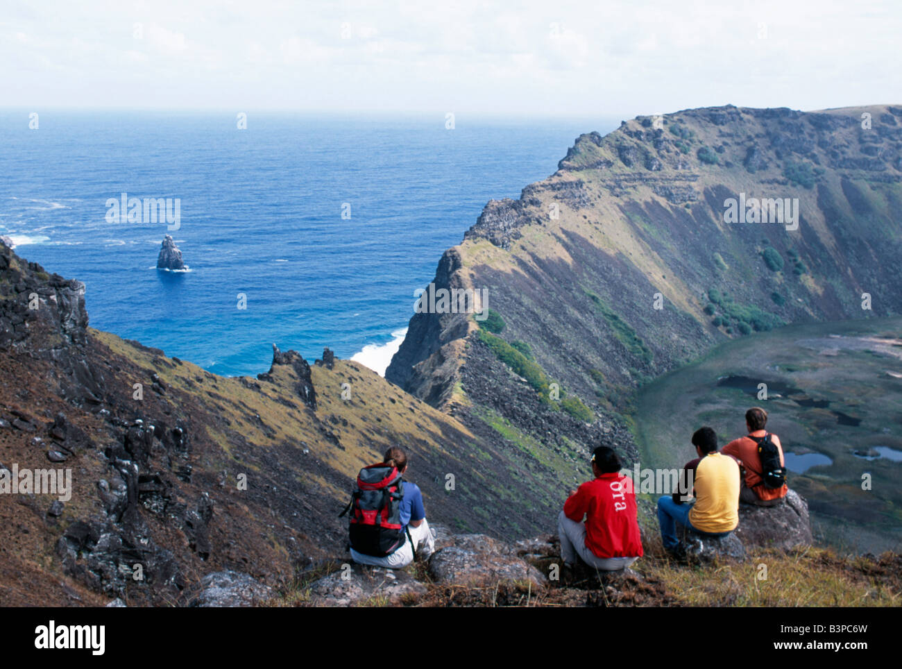 Chile, Osterinsel, Rano Kau. Touristen auf den Kraterrand des Vulkans Rano Kau an der südwestlichen Spitze der Osterinsel. Stockfoto