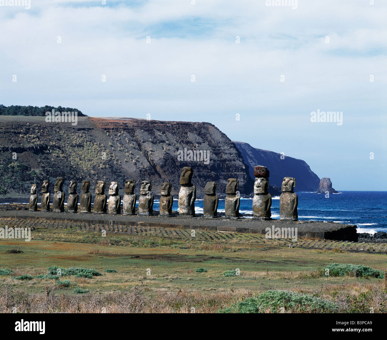 Chile, Osterinsel, Tongariki. Fünfzehn kolossalen Steinstatuen oder Moais stehen auf ihrer Plattform, Ahu Tongariki, auf der östlichen Stockfoto