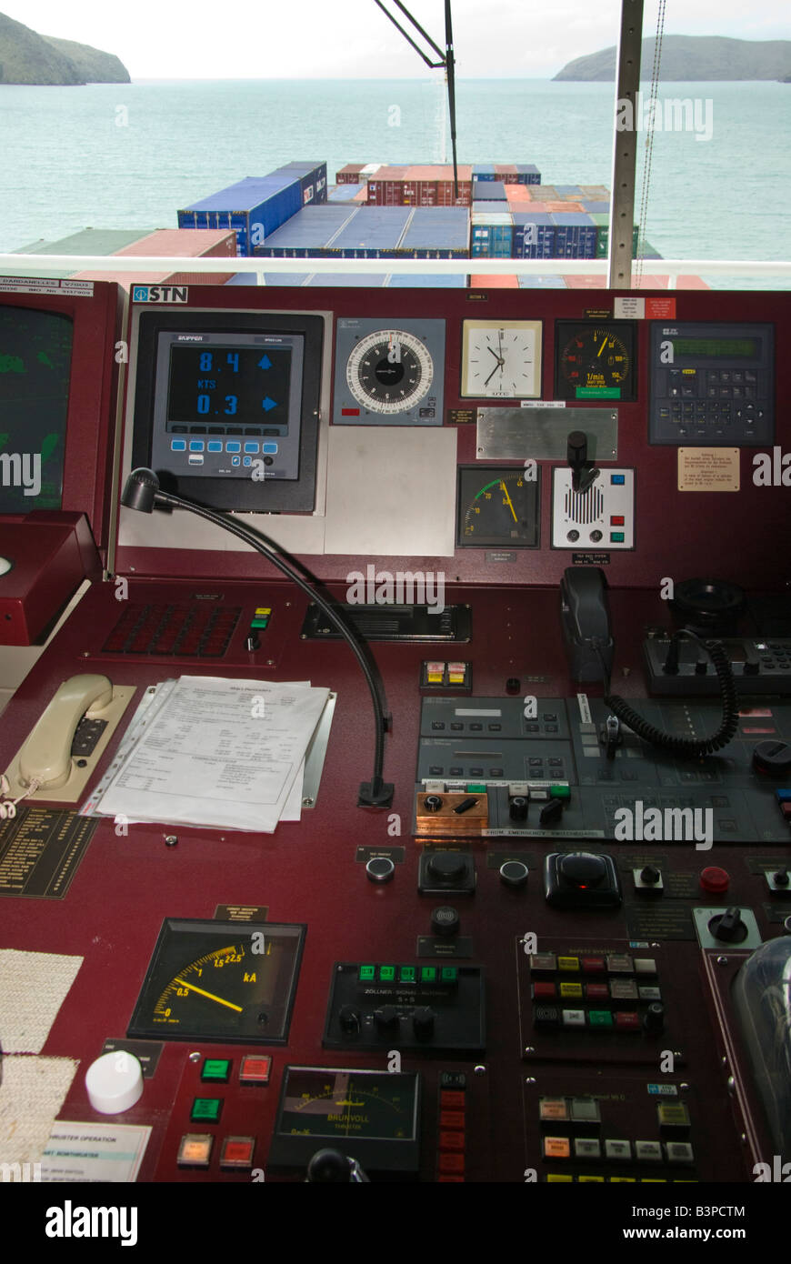 Ein Bedienpult auf der Brücke eines modernen Containerschiffes. Stockfoto