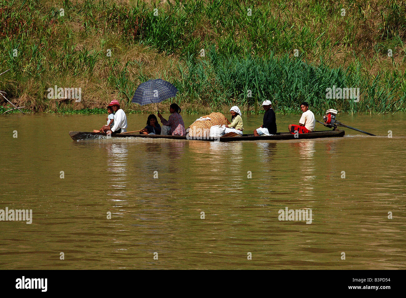 Traditionelle Art des Reisens in Amazon. Eine Menge Leute in kleinen Booten. Jurua Fluss, Bundesstaat Amazonas. Amazon. Brazilien. Stockfoto