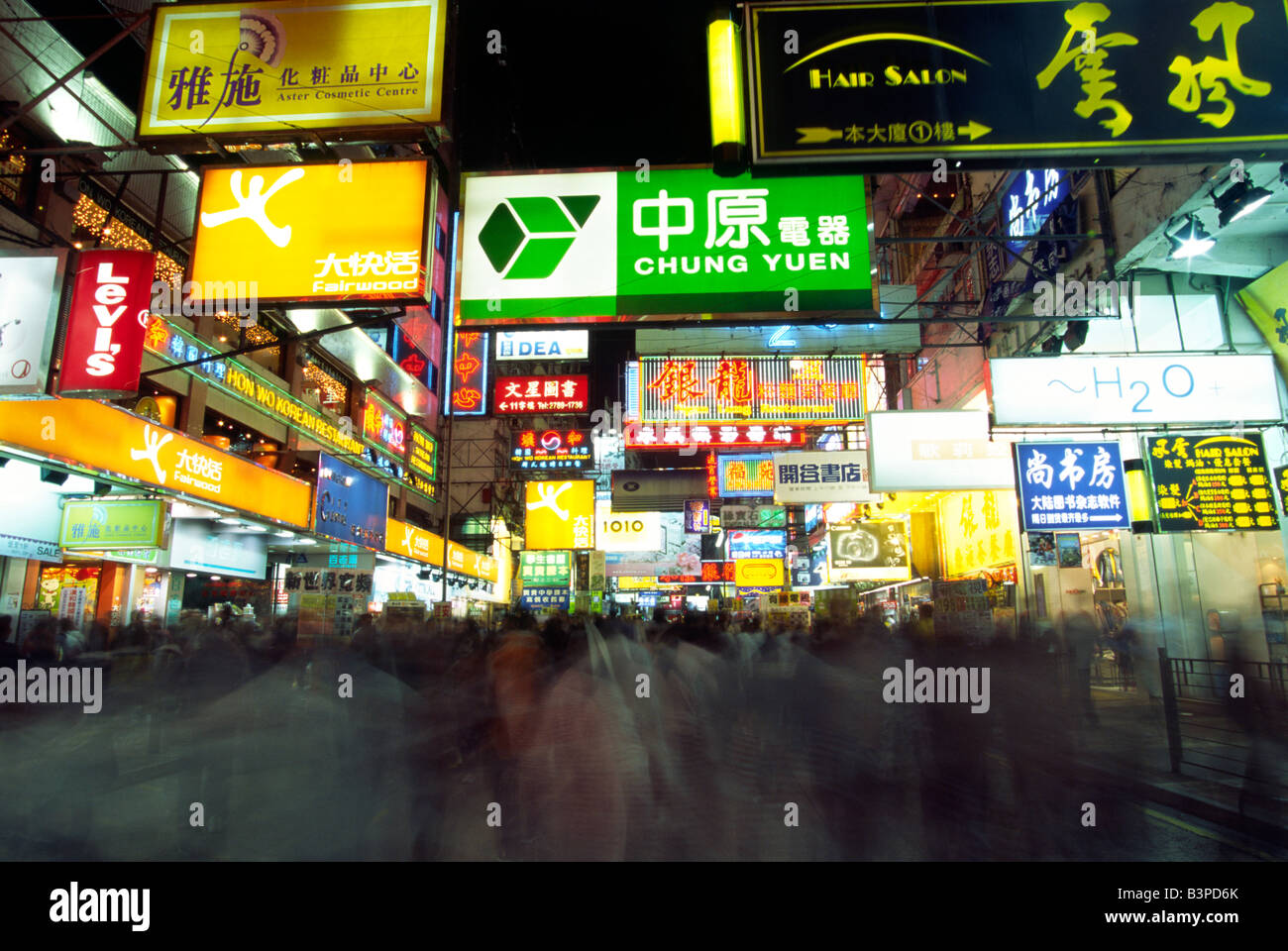 China, Hongkong, Kowloon. Shopper Abstieg auf den Neon-beleuchtete Straßen des Stadtteils Yau Ma Tei in Kowloon, Hong Kong Stockfoto