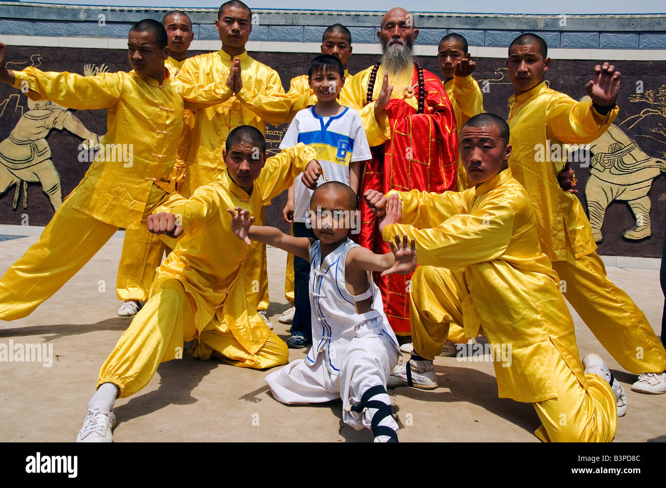 Kung Fu Schüler ihre Fähigkeiten auf den Tourismus anzeigen zeigen im  Shaolintempel, Provinz Henan, China. Shaolin ist der Geburtsort des Kung Fu  Kampfkunst Stockfotografie - Alamy